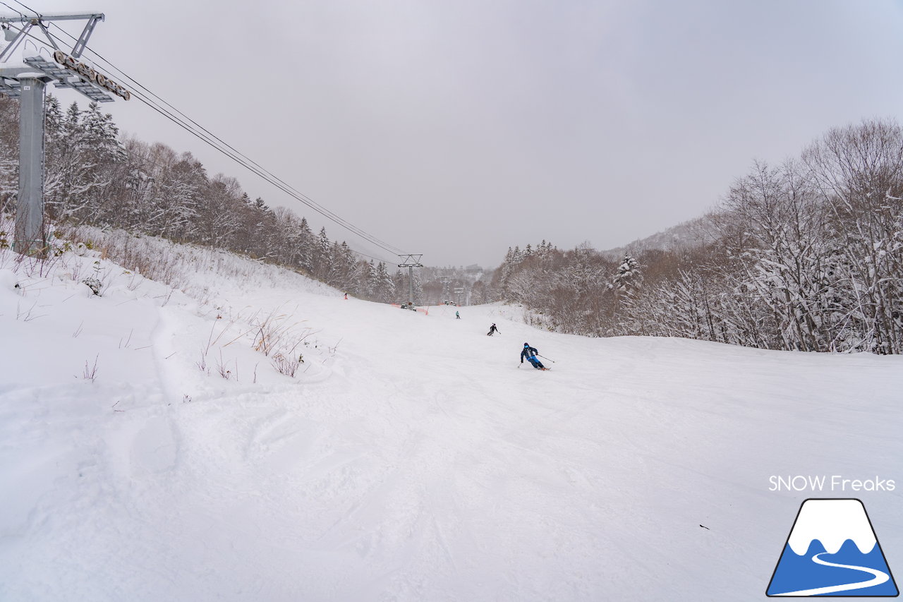 富良野スキー場｜標高1,074ｍ。富良野ZONE山頂エリア本日開放！山頂から山麓まで滑り応えたっぷり標高差約800ｍのロングダウンヒルと、ふわふわと舞う粉雪を同時に楽しめる富良野スキー場って、やっぱり凄い☆